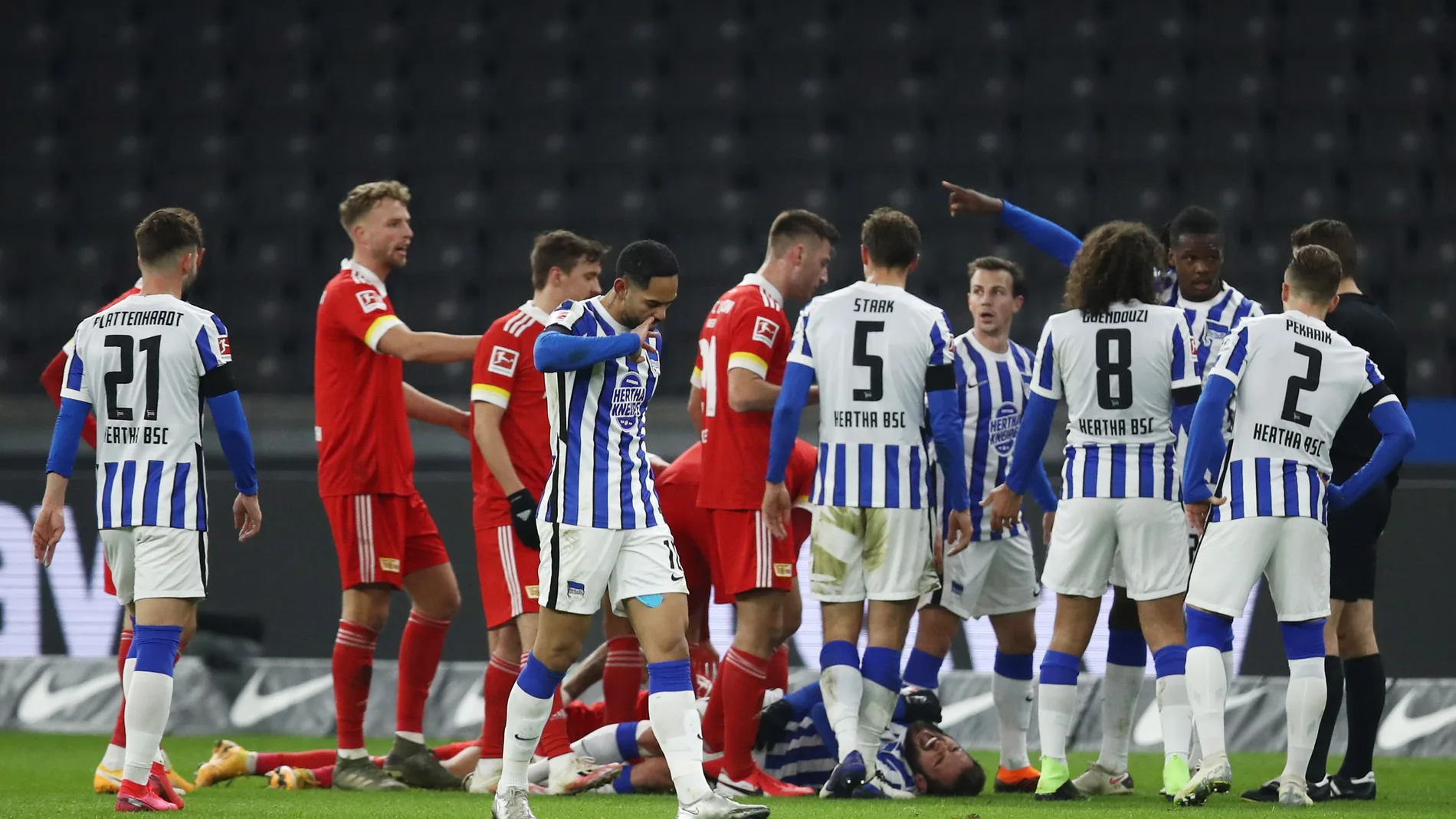 Los jugadors discuten con el árbitro, Felix Brych, después de la peligrosa entrada de Robert Andrich, del Union Berlín, a Lucas Tousart, del Hertha