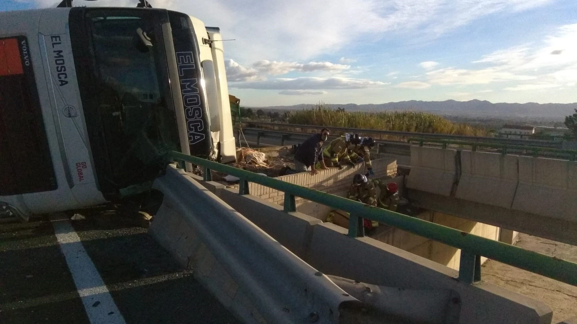 Herido grave el conductor de un camión tras volcar en la autovía A-7, a su paso por Lorca'1-1-2'04/12/2020