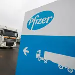 Un camión refrigerado sale de la planta de Pfizer en Puurs, Bélgica