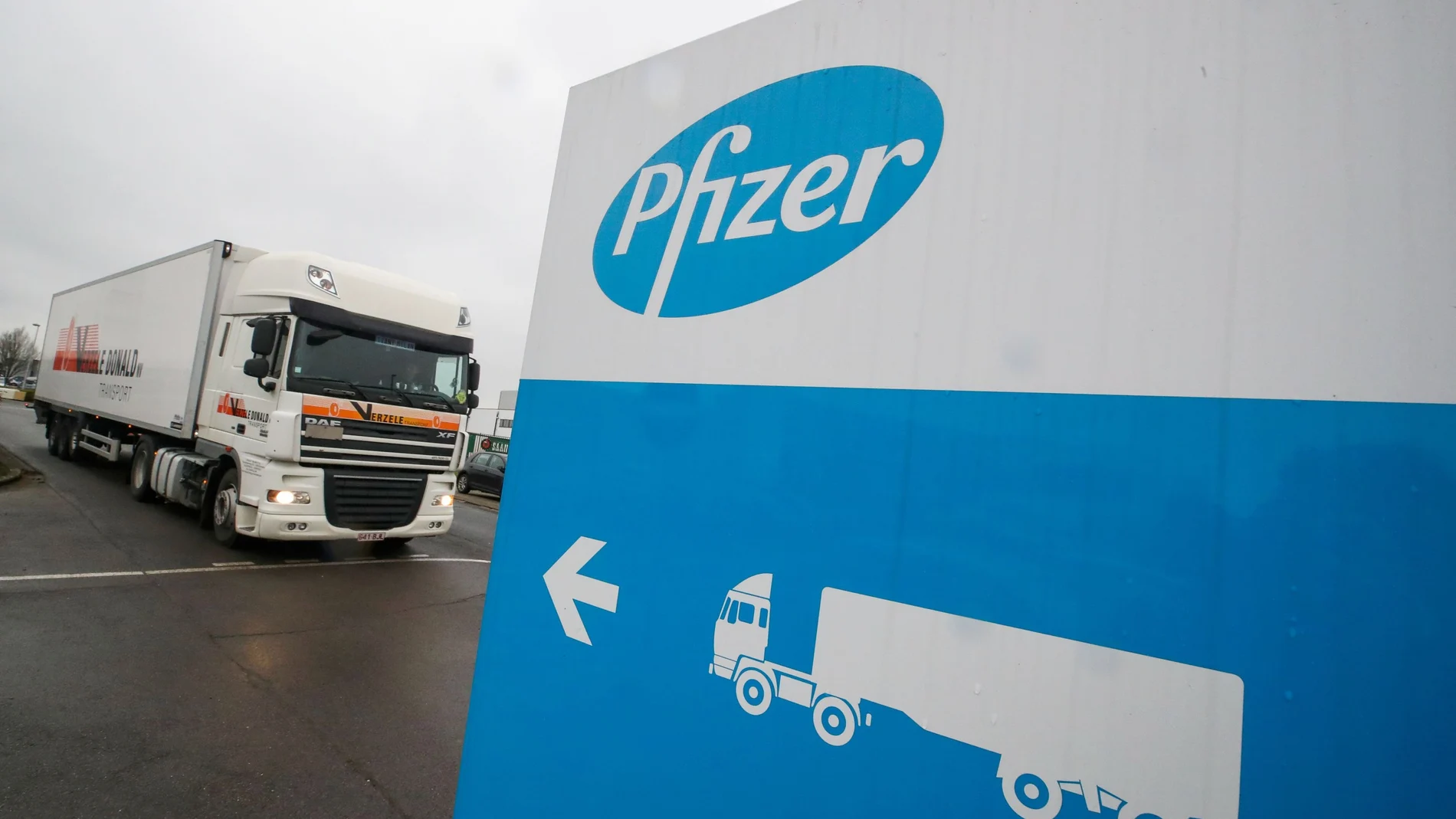Un camión refrigerado sale de la planta de Pfizer en Puurs, Bélgica