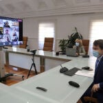 El presidente de Castilla y León, Alfonso Fernández Mañueco, participa junto a la consejera de Sanidad, Verónica Casado, en la videoconferencia con los expertos