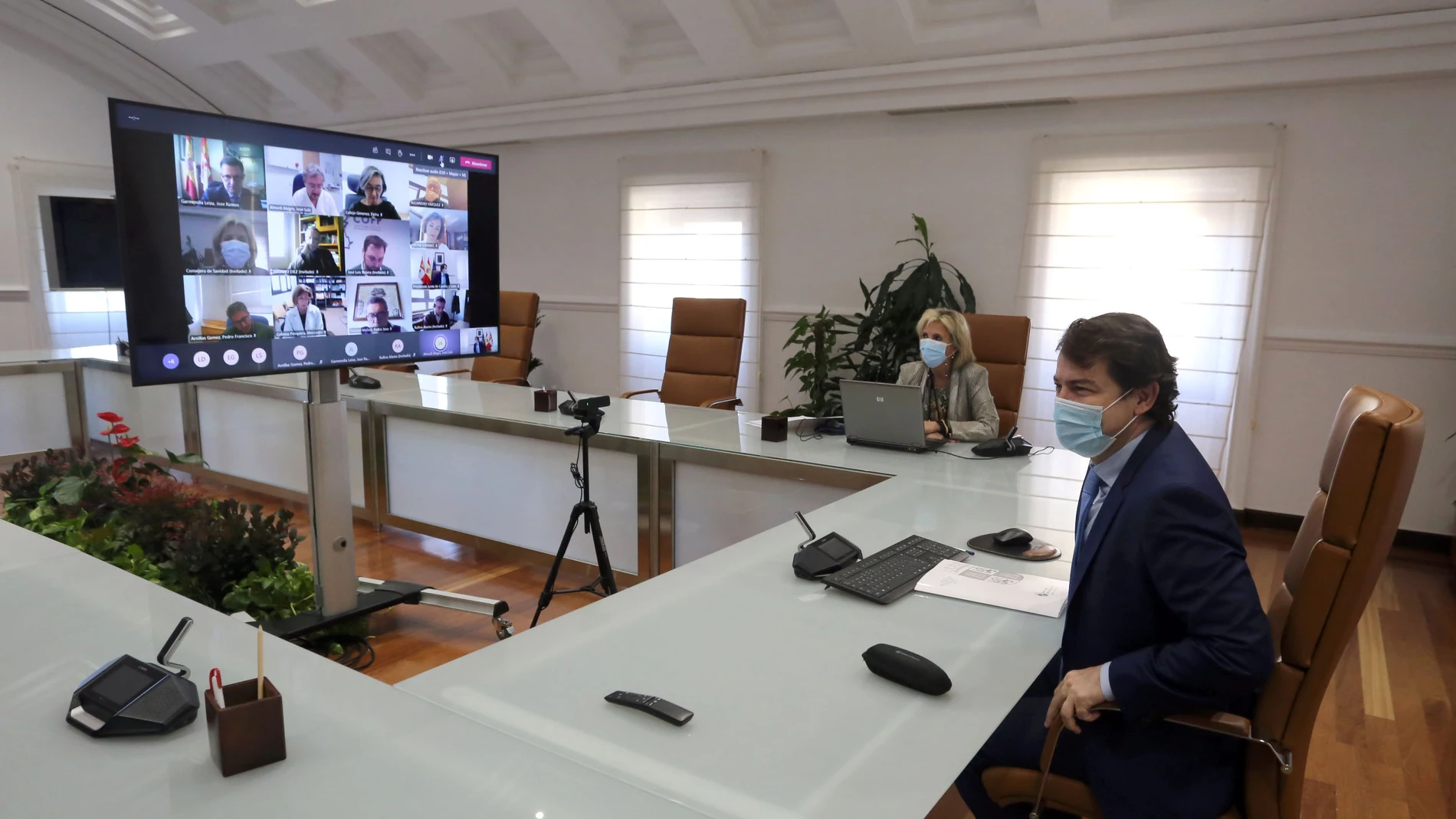 El presidente de Castilla y León, Alfonso Fernández Mañueco, participa junto a la consejera de Sanidad, Verónica Casado, en la videoconferencia con los expertos