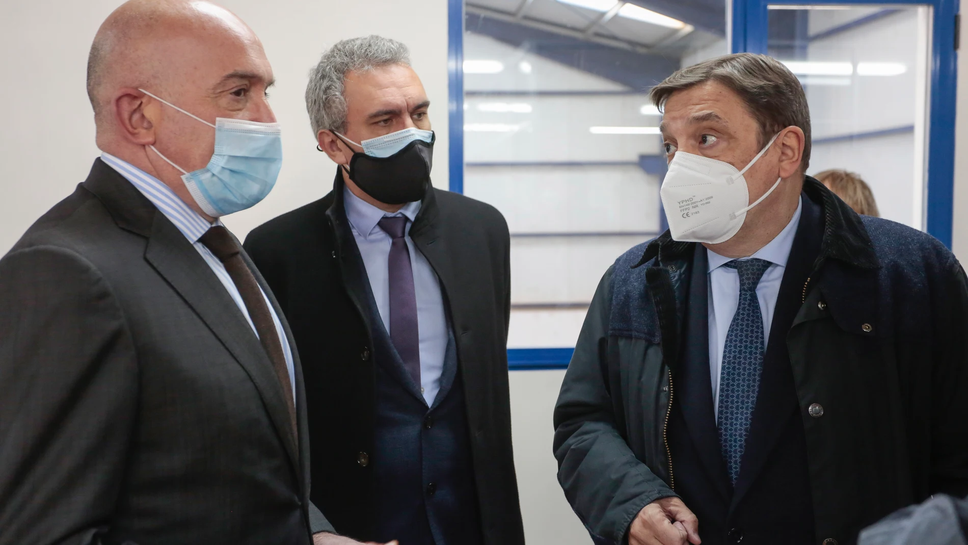 El ministro de Agricultura, Pesca y Alimentación, Luis Planas, se reúne con el presidente de la Comunidad de Regantes de Payuelos, Jorge Álvarez Gago acompañado por el delegado del Gobierno Javier Izquierdo y por el consejero de Agricultura, Jesús Julio Carnero, entre otras autoridades