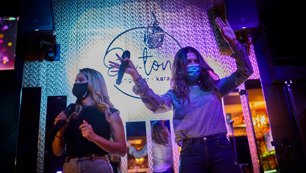 Ambiente en el karaoke En-Tono de Madrid en tiempos de pandemia del coronavirus