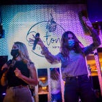 Ambiente en el karaoke En-Tono de Madrid en tiempos de pandemia del coronavirus