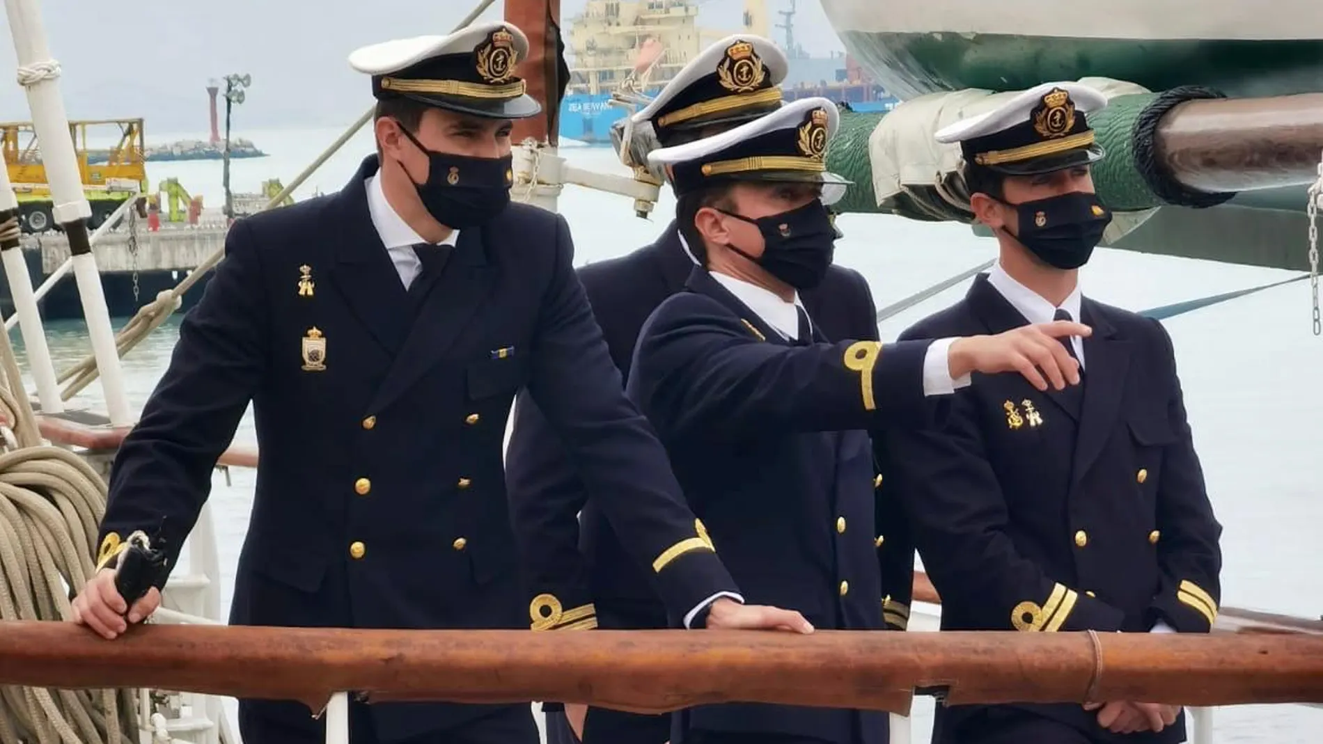 Varios miembros de la tripulación del "Juan Sebastián de Elcano"