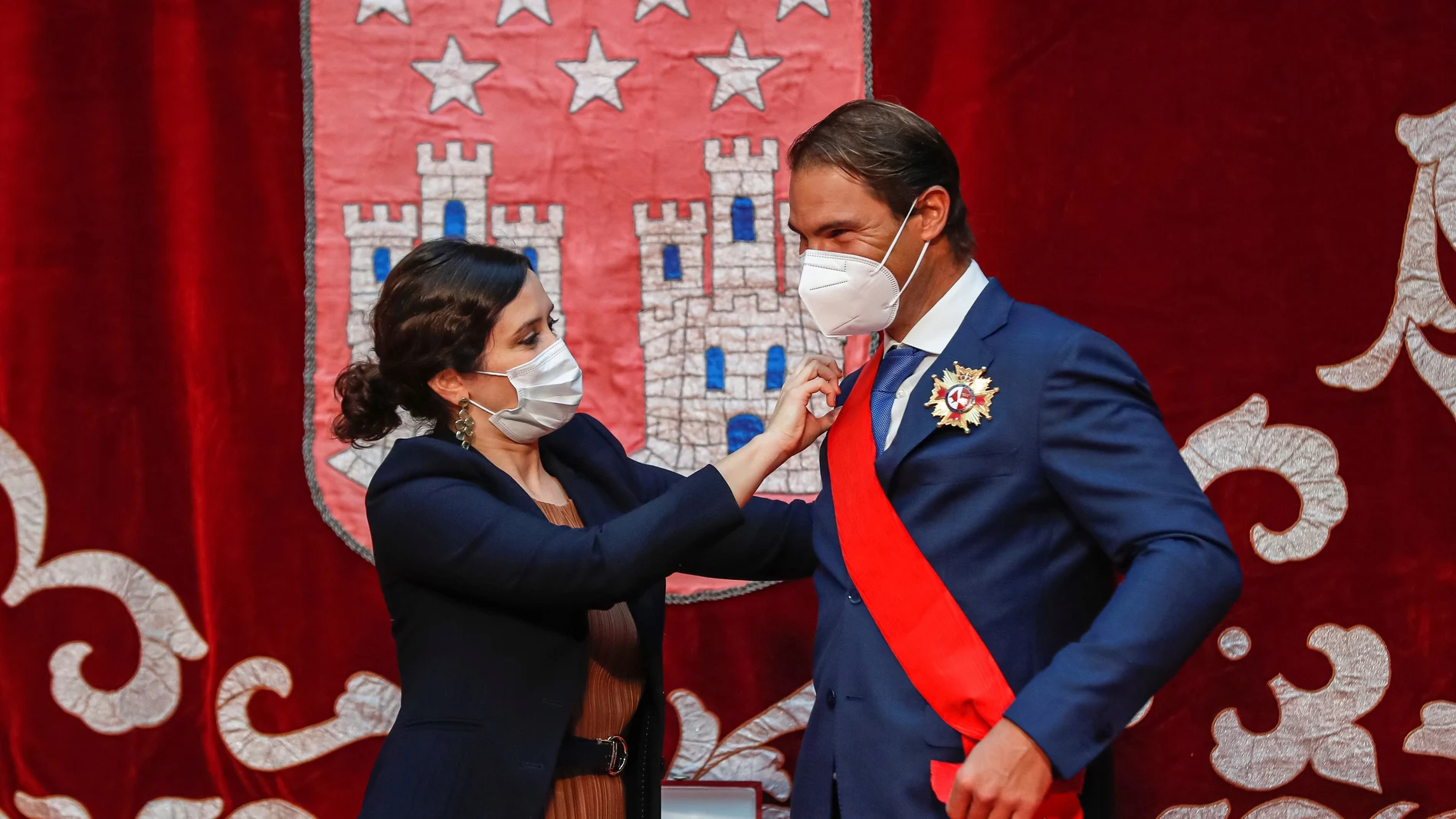 La presidenta de la Comunidad de Madrid, Isabel Díaz Ayuso entrega al tenista Rafael Nadal la Gran Cruz de la Orden del Dos de Mayo.