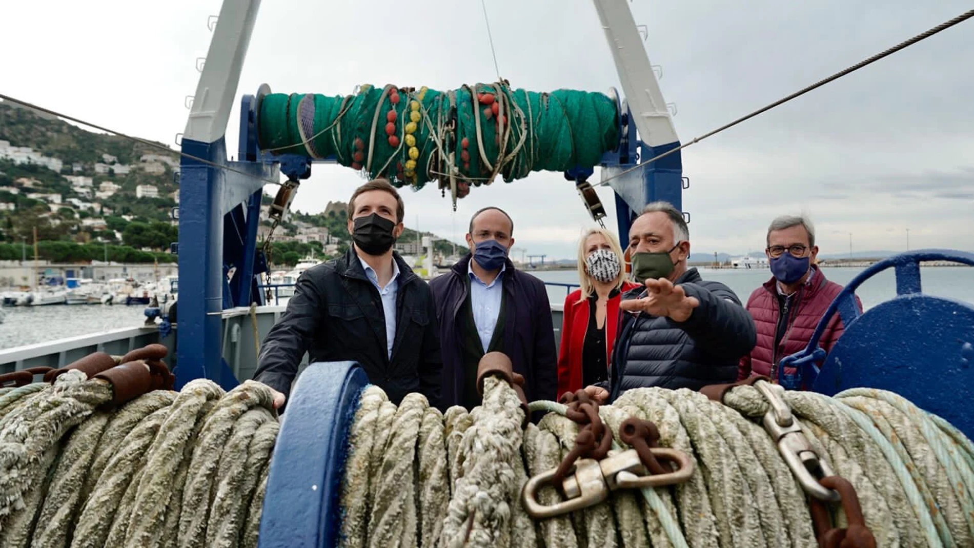 El lÍder del PP, Pablo Casado ha visitado a las cofrafías de pescadores junto al presidente del PPC, Alberto Fernández en Roses (Girona)