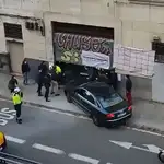  En video: un hombre de 76 años estampa su coche contra una casa “okupa” propiedad suya en el centro de Barcelona 