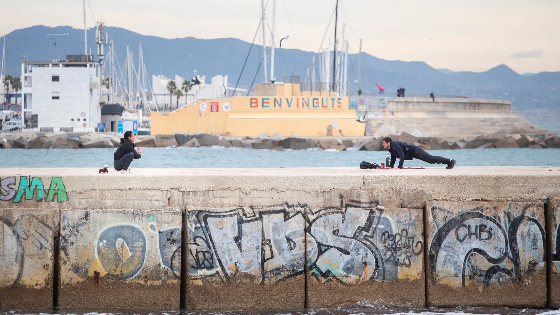 Dos personas hacen ejercicio en la playa de Barcelona mientras la velocidad de transmisión (Rt) sigue al alza por cuarto día consecutivo y la movilidad de los catalanes no se frena. EFE/Marta Pérez