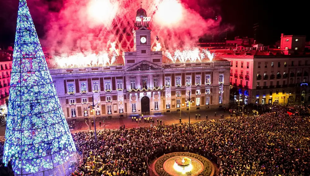 El reloj de la Puerta del Sol da la bienvenida al nuevo año.