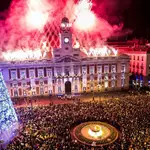 El reloj de la Puerta del Sol da la bienvenida al nuevo año.