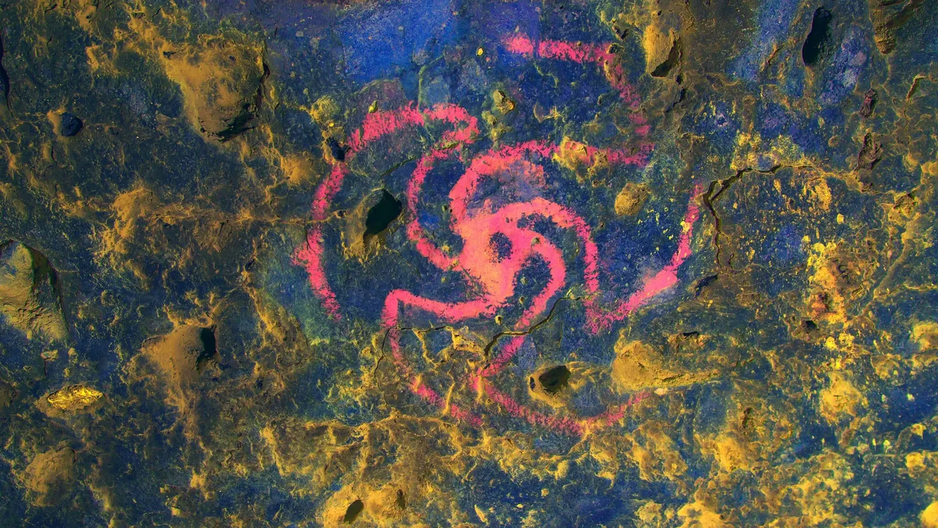 Una de las pinturas en espiral encontrada en la cueva Pinwheel (California)