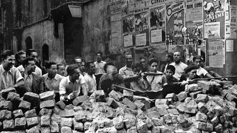 Primeras barricadas tras la sublevacion militar. Las sirenas de las fábricas llaman a los obreros a la lucha, la CNT organiza su Comité de Defensa en la plaza del Teatro.