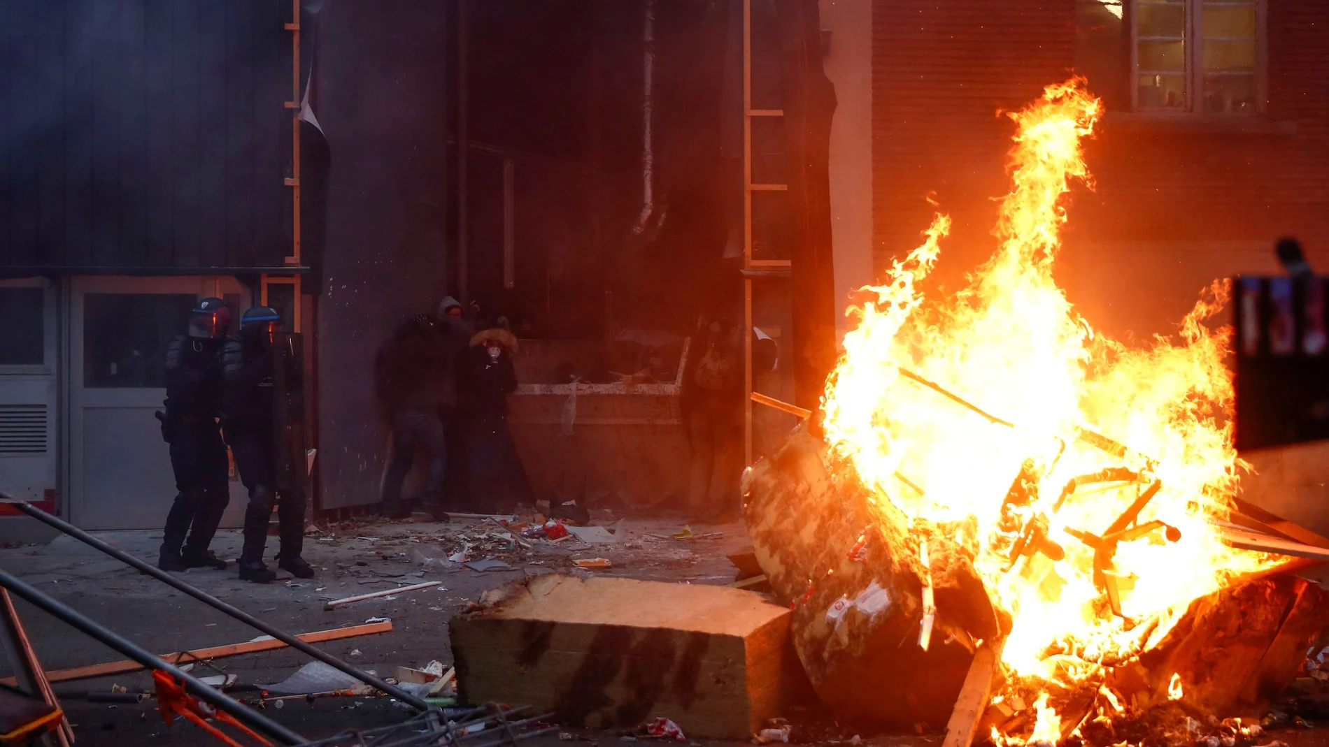 Una barricada ardiendo en París durante la manifestación contra la ley de seguridad del Gobierno francés