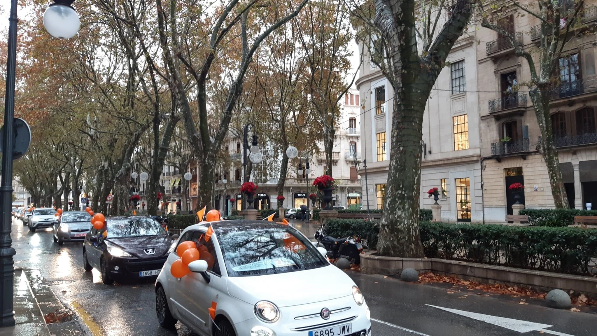 Un grupo de vehículos sale a las calles de Palma en protesta contra la Ley Celaá el pasado día 5 de diciembre.