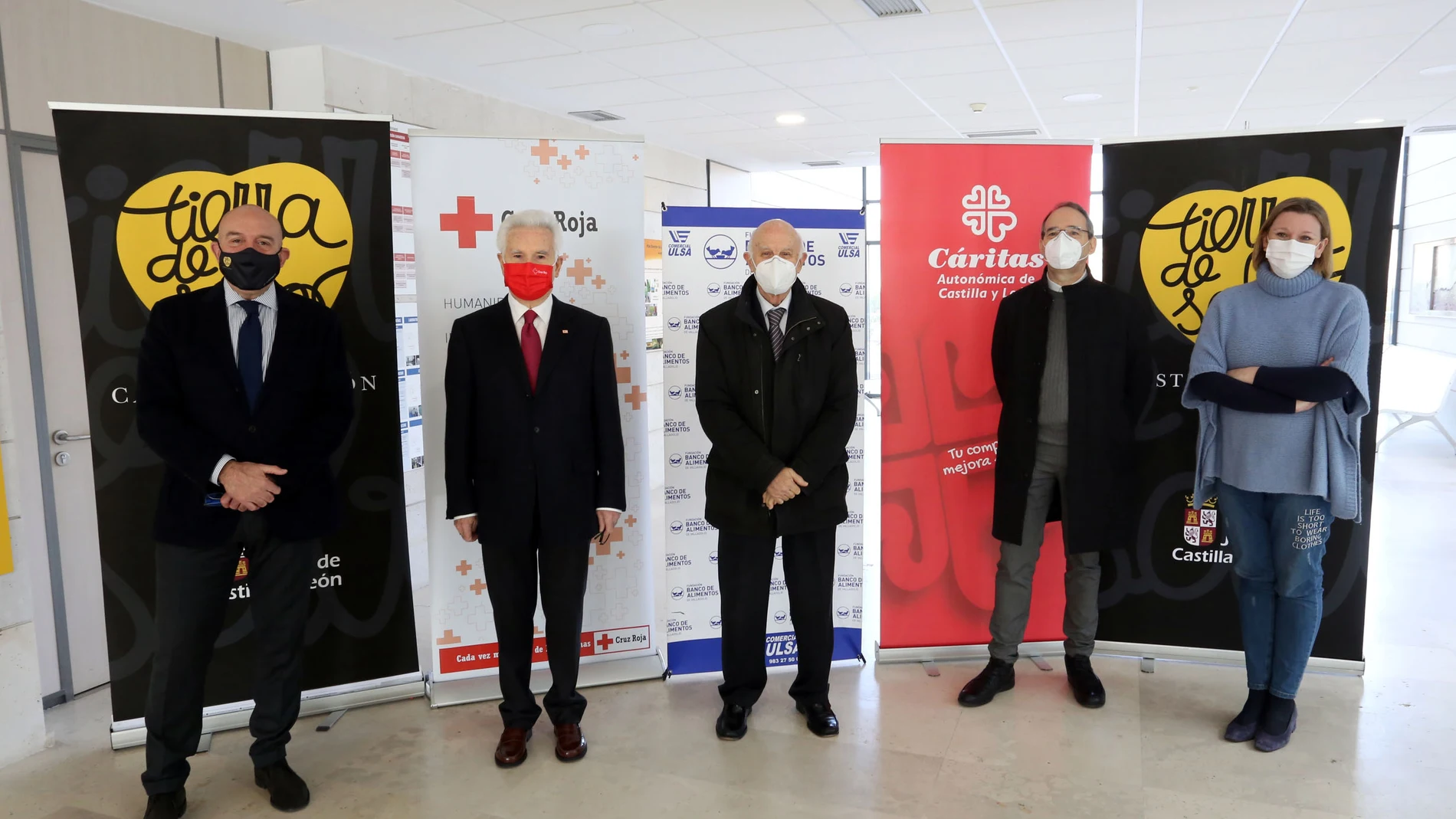 Los consejeros Jesús Julio Carnero e Isabel Blanco presentan la iniciativa social de "Tierra de Sabor" junto a los responsables de Banco de Alimentos, Cáritas y Cruz Roja