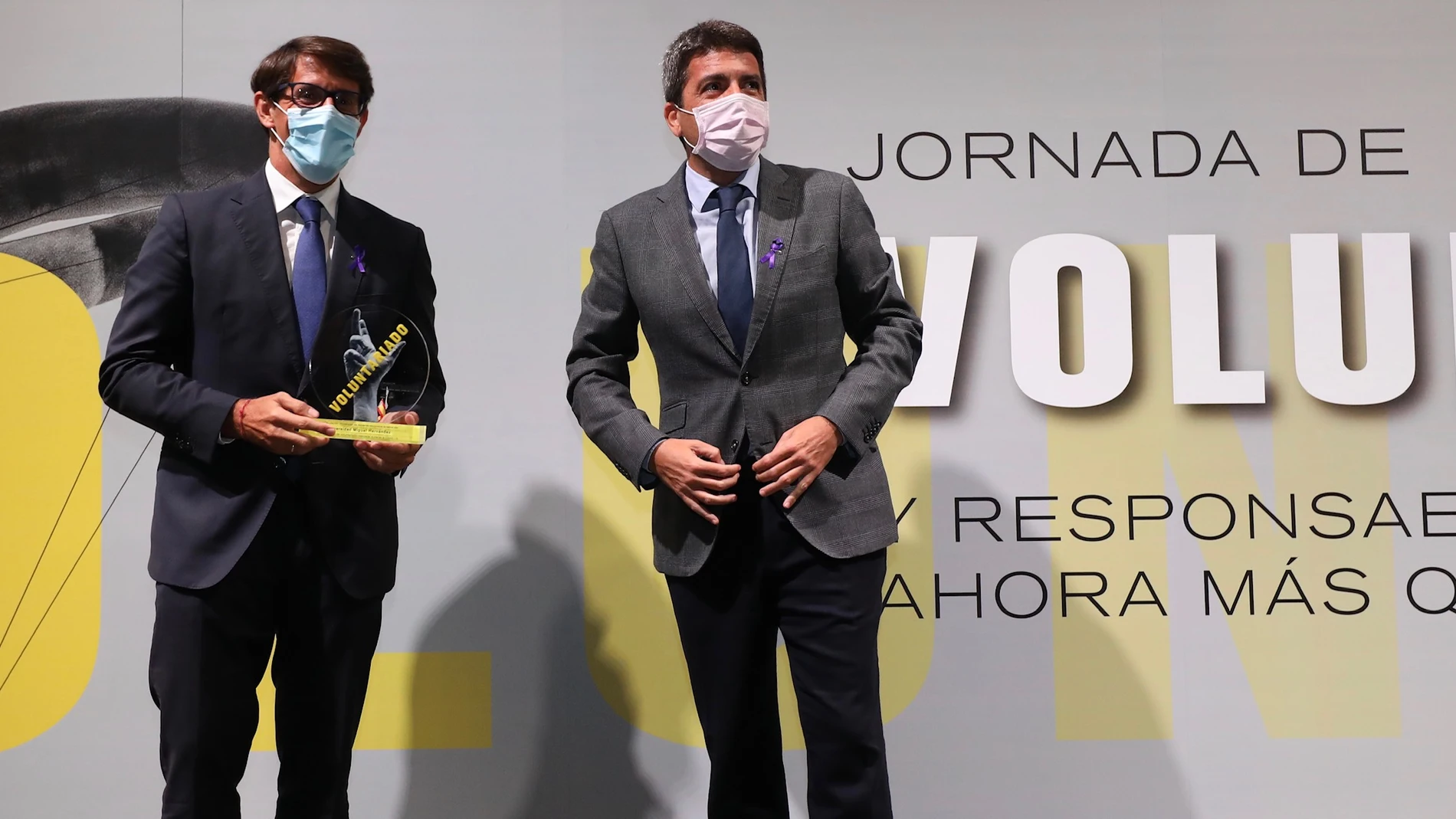 El diputado de Voluntariado, Residentes Internacionales y Cooperación, Juan de Dios Navarro y el presidente de la Diputación, Carlos Mazón