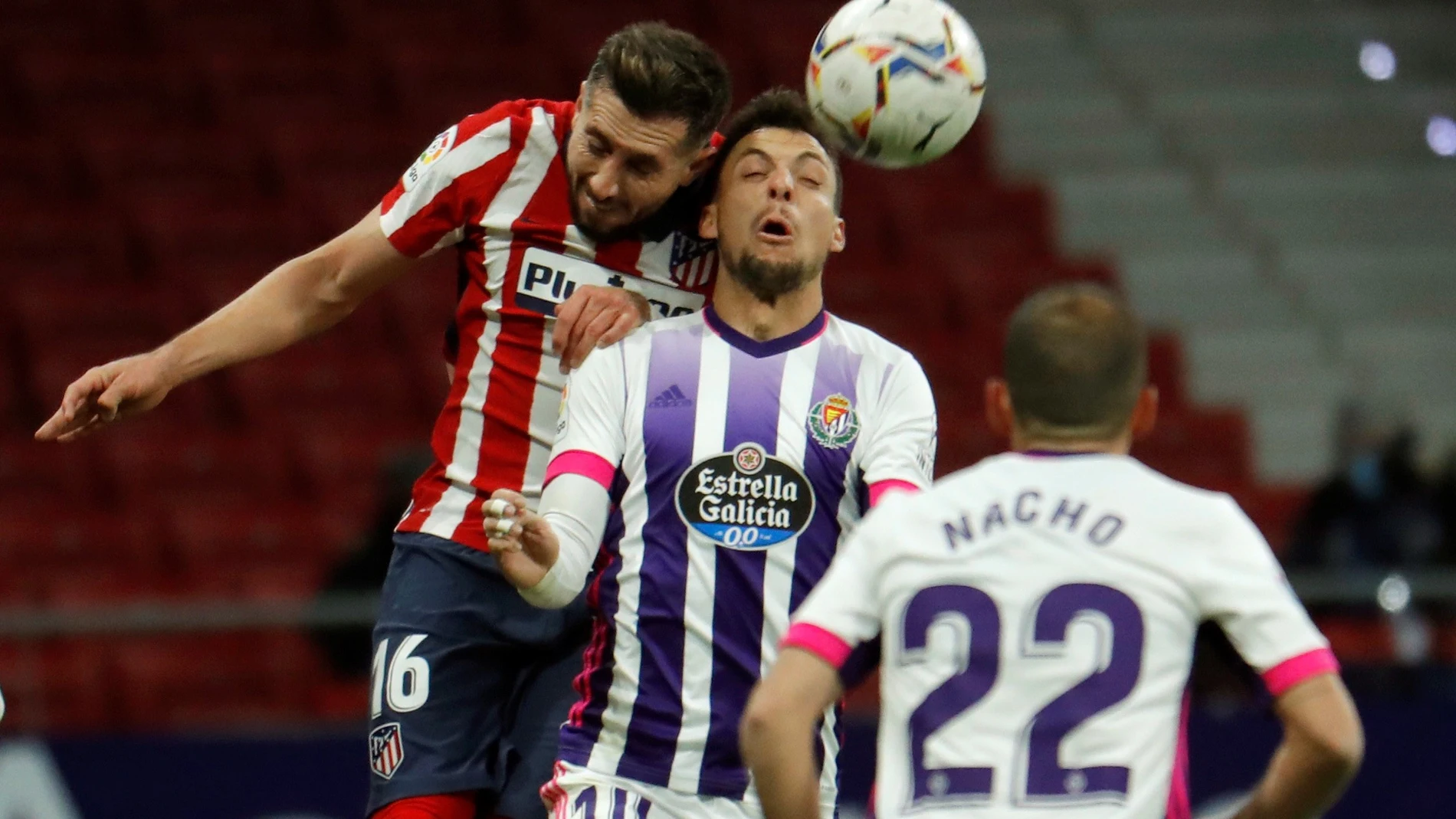 El defensa mexicano del Atlético de Madrid, Héctor Herrera (i) pelea un balón con el centrocampista del Valladolid Óscar Plano, en el partido de LaLiga Santander que se disputa este sábado en el estadio Wanda Metropolitano. EFE/Emilio Naranjo