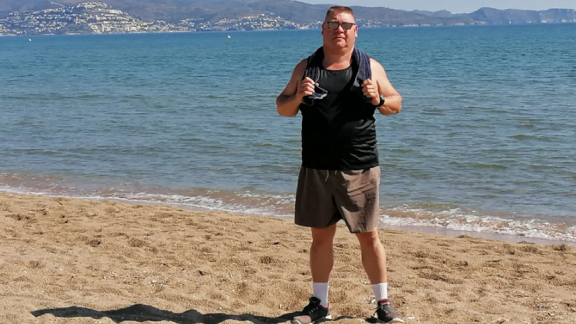El fallecido, Marcel, en una playa