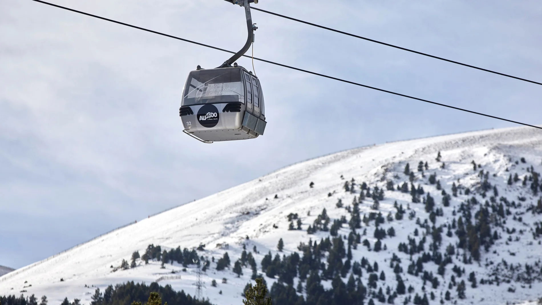 Las estaciones de esquí del Pirineo y, por vinculación, todo el negocio relacionado con el turismo de invierno que gira a su alrededor, han dicho adiós al puente de la Constitución. EFE/David Borrat.