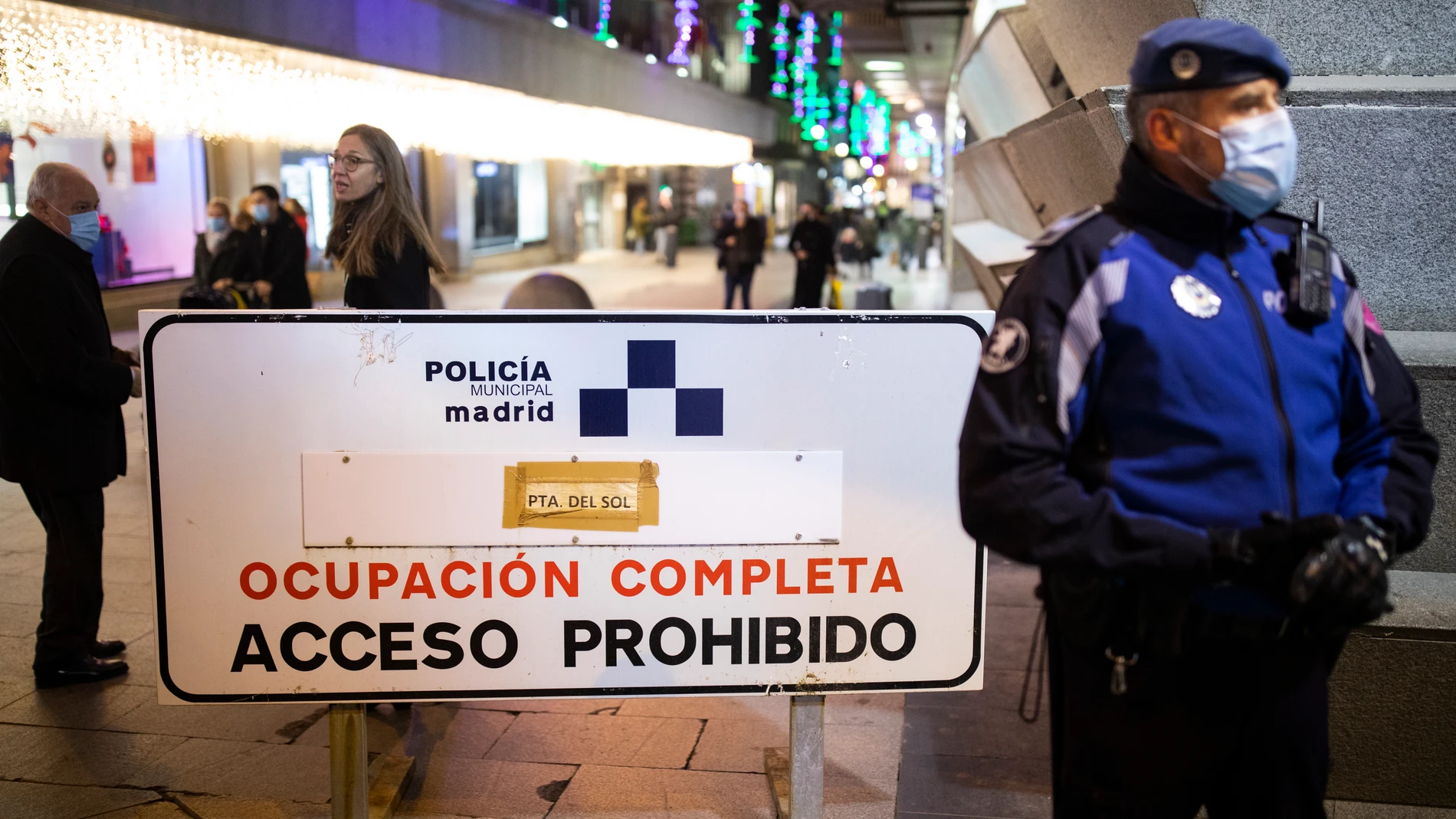 La policia de Madrid controla el acceso a Sol