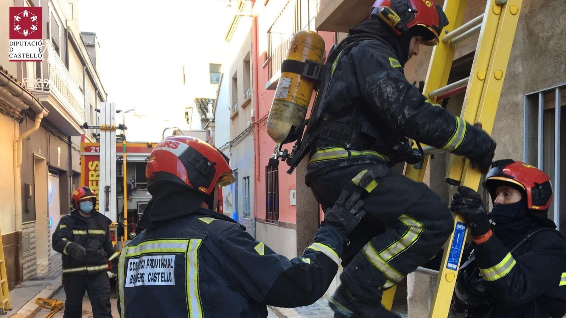 Bomberos intervienen en el incendio de ua vivienda de Borriana (Castellón)