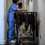 Una empleada del hogar realiza su trabajo en un domicilio de Madrid