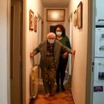 Olga Arauz cuida de Florentina Martin, de 99 años y superviviente del Covid-19, en la localidad madrileña de Pinto