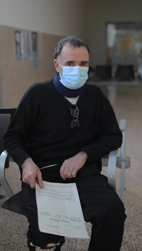 Guy Orriols, francés, espera a ser atendido en la sala de espera del Hospital de Cerdaña