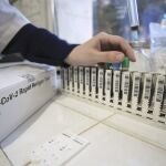Una enfermera organiza pruebas de antígeno Covid-19