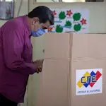 Nicolás Maduro vota en un centro electoral en el que no estaba registrado en Caracas