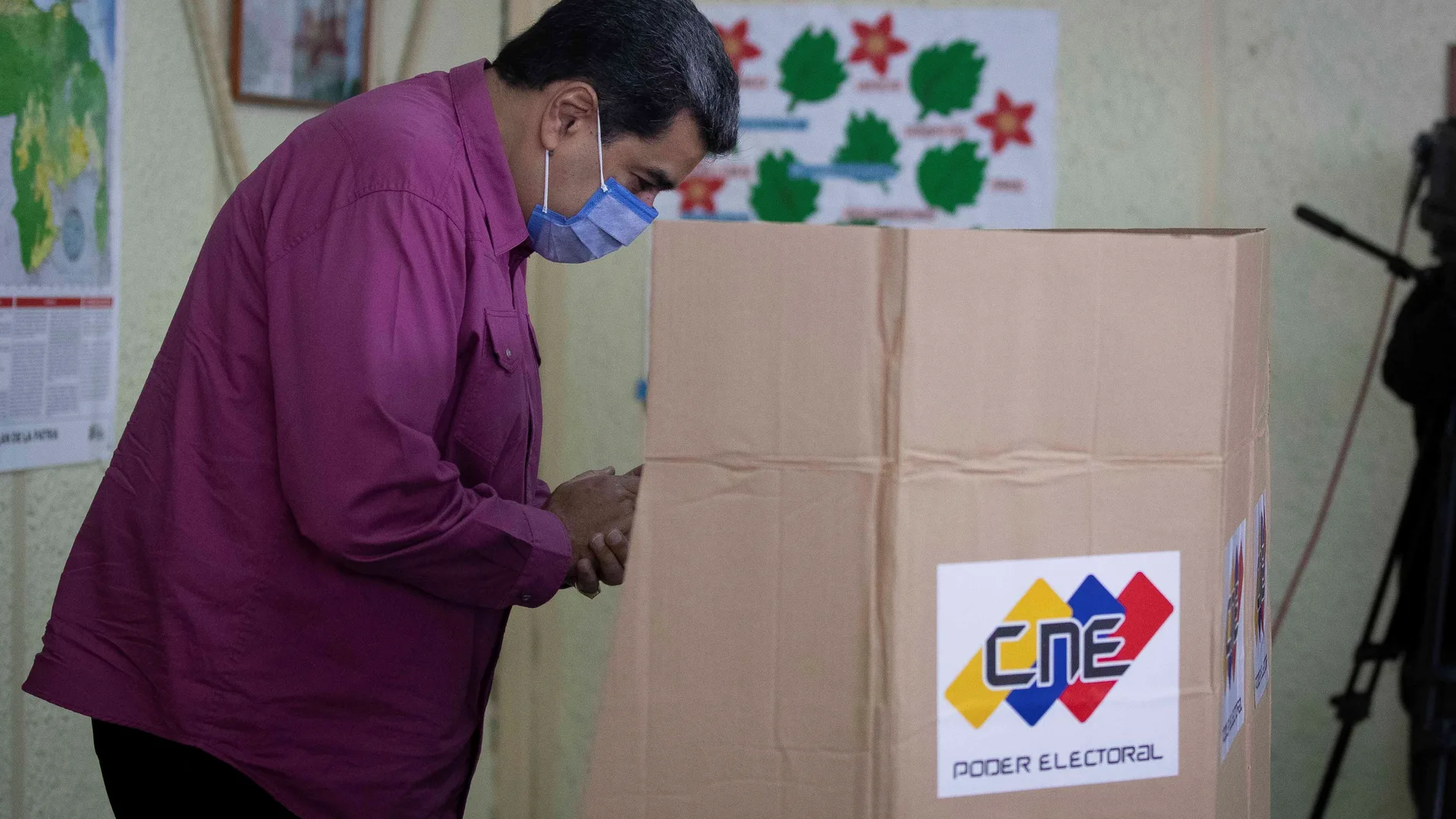 Nicolás Maduro vota en un centro electoral en el que no estaba registrado en Caracas