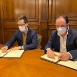 El presidente de la Diputación de Soria, Benito Serrano, y el de la Macomunidad de Tierras Altas, Tomás Cabezón, suscriben el acuerdo
