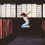 Kevin Bacon en un fotograma de la película Footloose de 1984