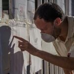 Ciudadanos asisten hoy a un centro de votación durante la jornada de elecciones legislativas, en Maracaibo, estado Zulia (Venezuela).