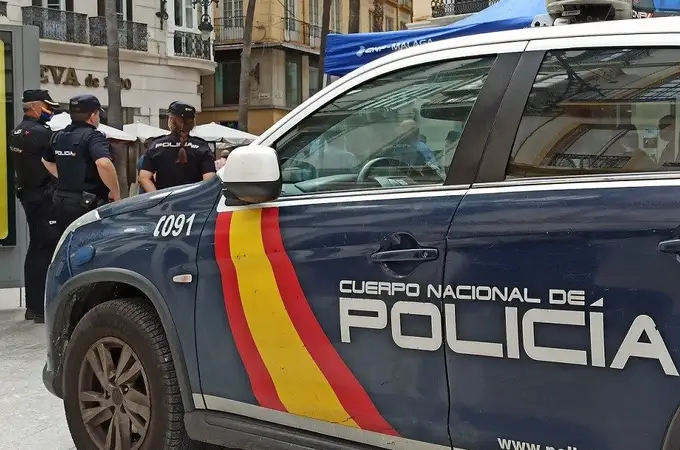 Dos policías salvan “in extremis” a una niña que saltó al vacío desde un sexto piso en Málaga