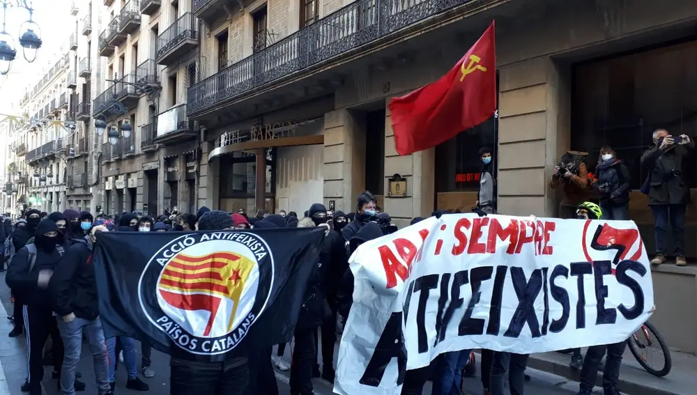 La manifestación antifascista, con alrededor de 150 personas, dirigiéndose a plaza Sant Jaume