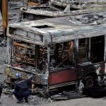La Policía Científica investiga las causas del incendio declarado el pasado sábado en las cocheras de la EMT de València, que ha afectado totalmente a 16 autobuses y parcialmente a otros 10.