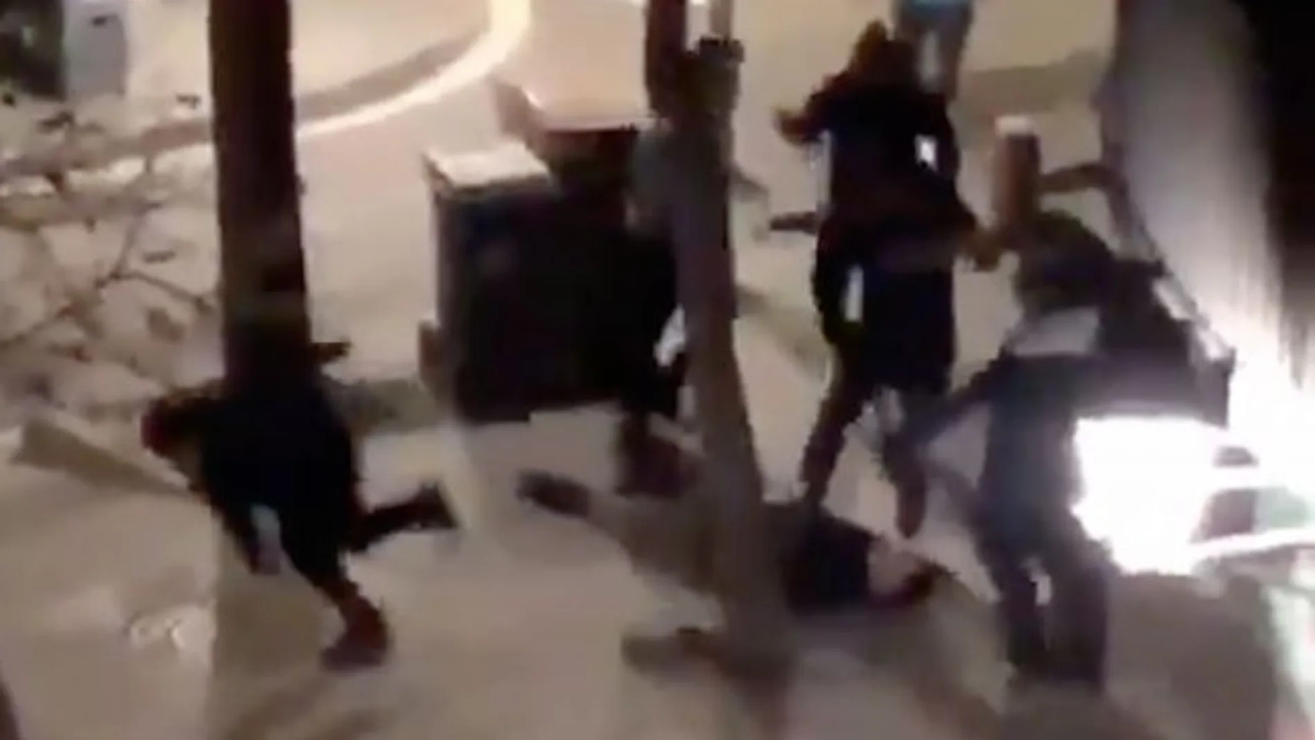 El ciudadano filipino quedó KO tras recibir los golpes con barras de hierro