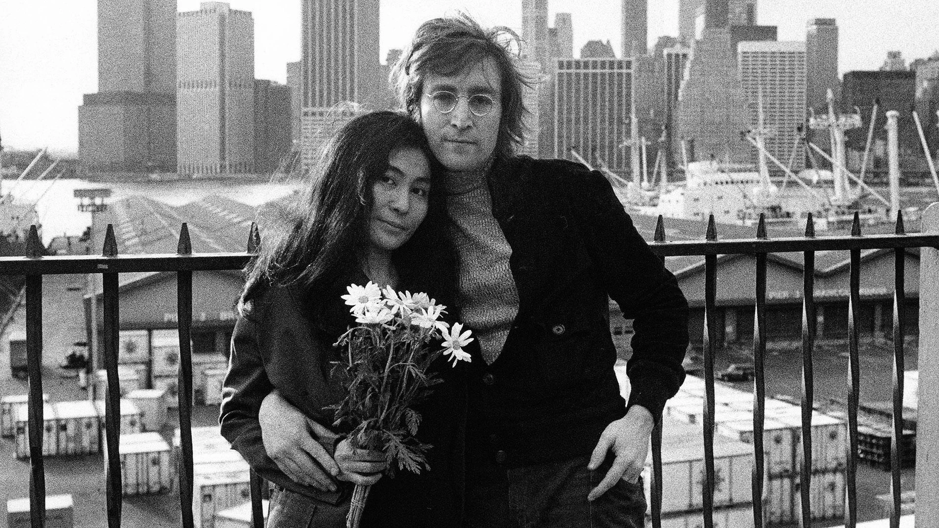 ACOFotograma de archivo cedido por el Servicio Público de Radiofusión (PBS) donde aparecen John Lennon y Yoko Ono posando en Nueva York, durante una escena del documental Lennon NYC de la serie American Masters transmitida el 9 de octubre de 2020