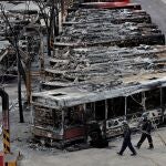 La Policía Científica investiga las causas del incendio declarado el pasado sábado en las cocheras de la EMT de València, que ha afectado totalmente a 16 autobuses y parcialmente a otros 10.