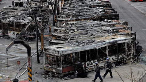 La Policía Científica investiga las causas del incendio declarado el pasado sábado en las cocheras de la EMT de València, que ha afectado totalmente a 16 autobuses y parcialmente a otros 10.