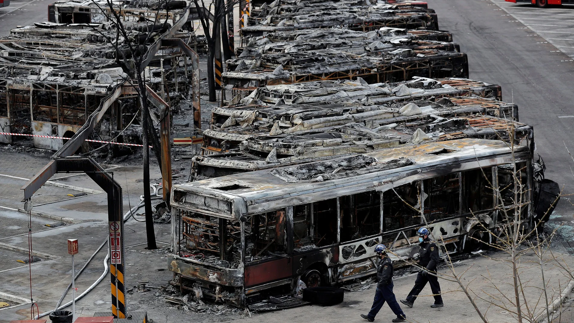 La Policía Científica investiga las causas del incendio declarado el pasado sábado en las cocheras de la EMT de València, que ha afectado totalmente a 16 autobuses y parcialmente a otros 10.