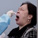 Una mujer se somete a una prueba de coronavirus en Hong Kong.04/12/2020