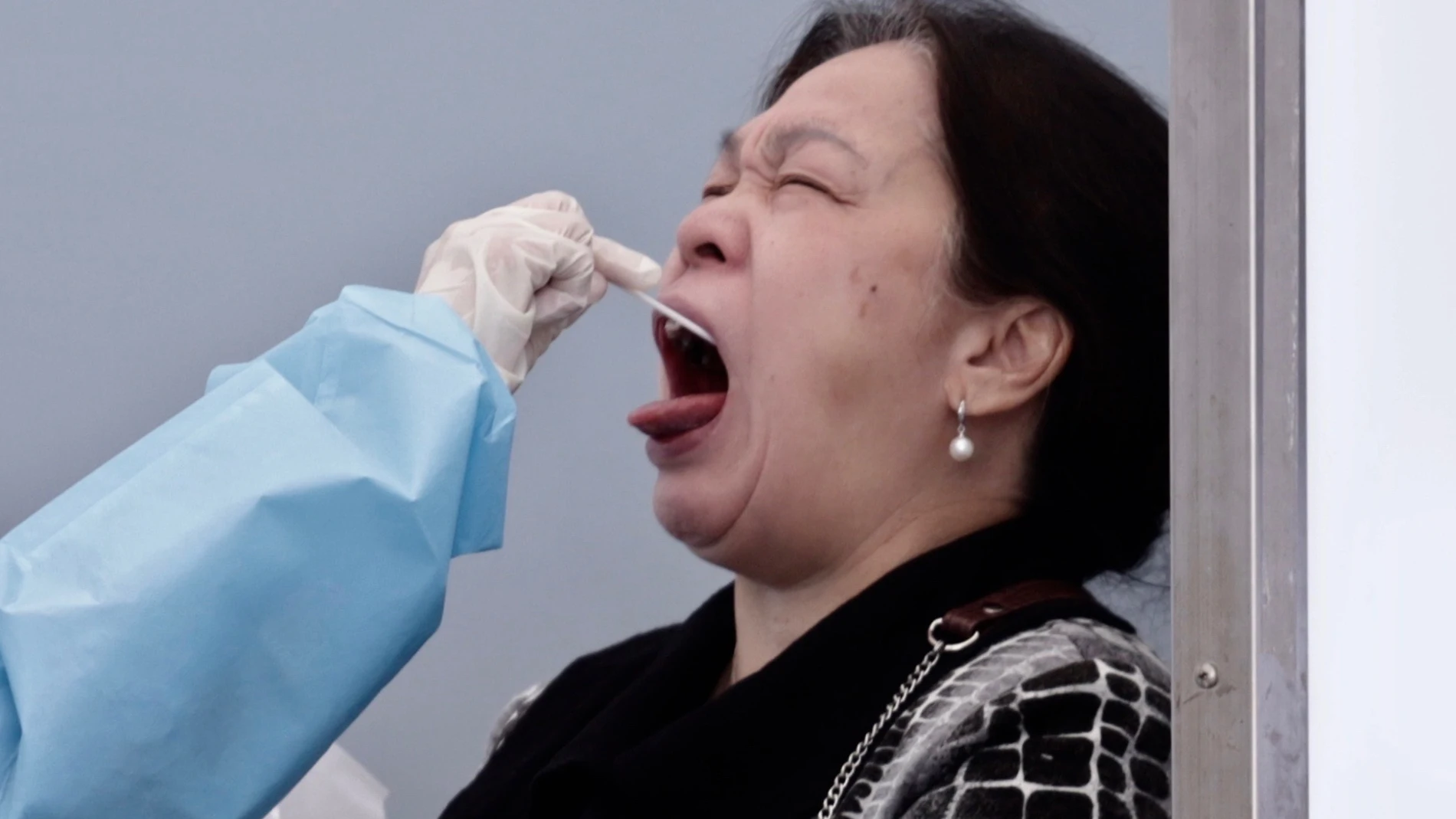 Una mujer se somete a una prueba de coronavirus en Hong Kong.04/12/2020