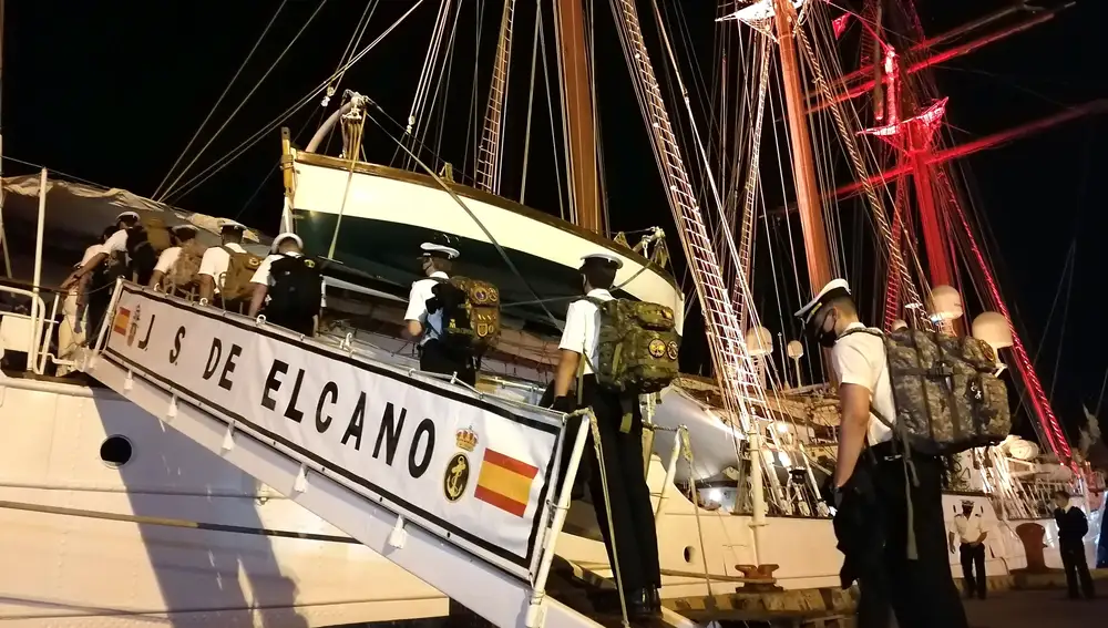 Embarque de los guardiamarinas en el &quot;Elcano&quot; en Guayaquil el pasado domingo