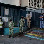 Miembros de la Milicia Bolivariana y voluntarios ayer en el centro de votación Escuela Martínez Centeno, sin presencia de electores, en Caracas (Venezuela)