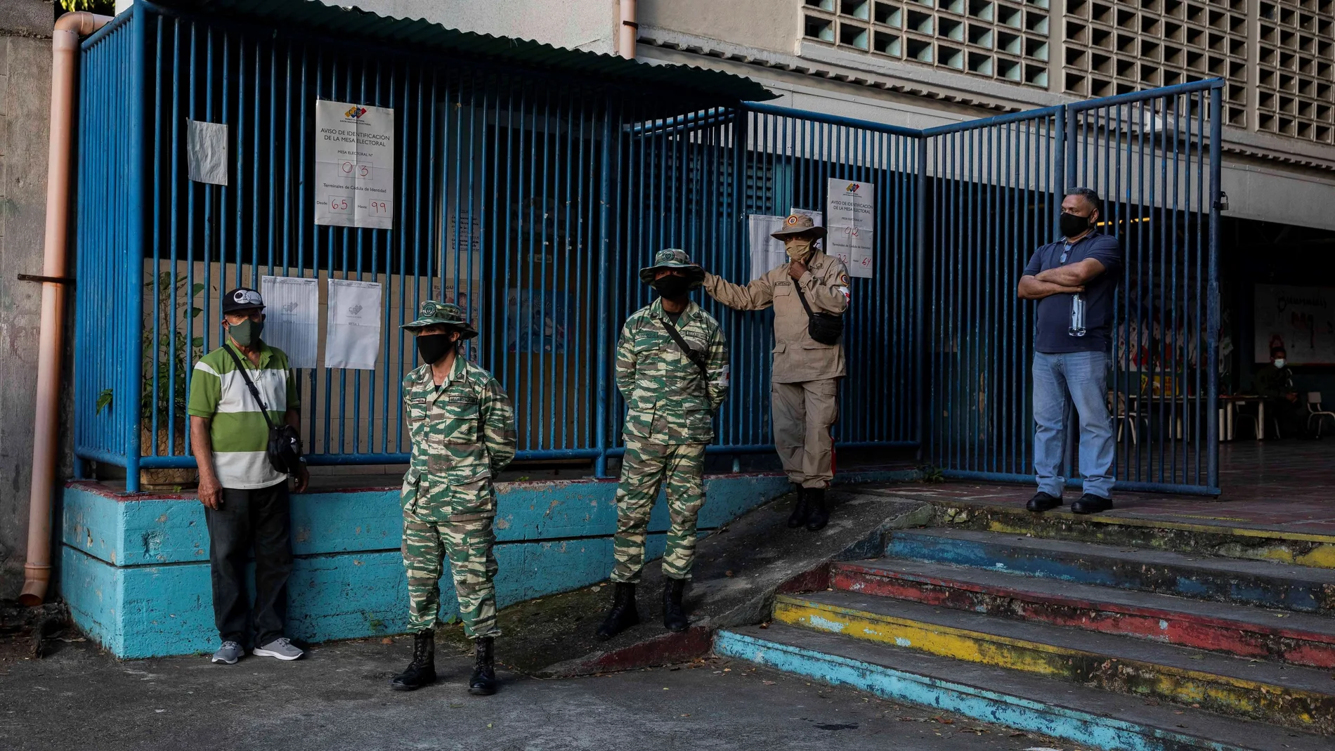 Miembros de la Milicia Bolivariana y voluntarios ayer en el centro de votación Escuela Martínez Centeno, sin presencia de electores, en Caracas (Venezuela)