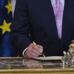 El Rey Juan Carlos firmó su abdicación, en la imagen, en junio de 2014